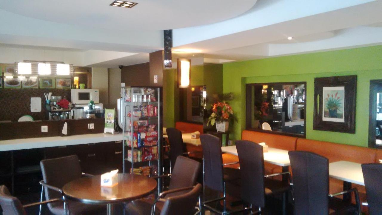 Bamboo Inn Hotel & Cafe Jakarta Luaran gambar